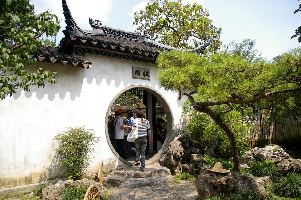 耦园东花园的月洞门与园内景致