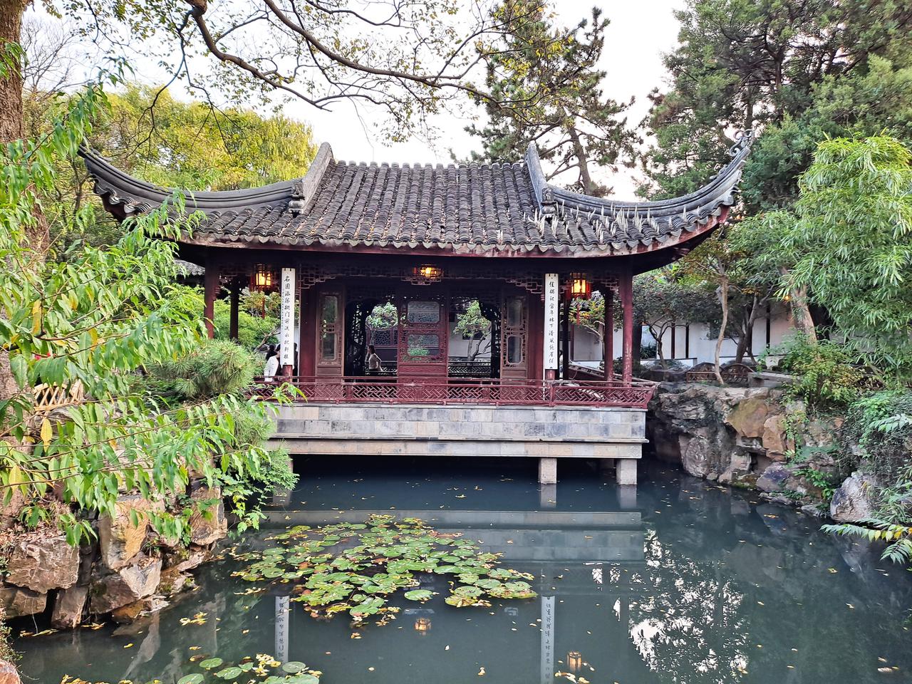 耦园园林建筑与庭院,可见临水建筑的布置方式