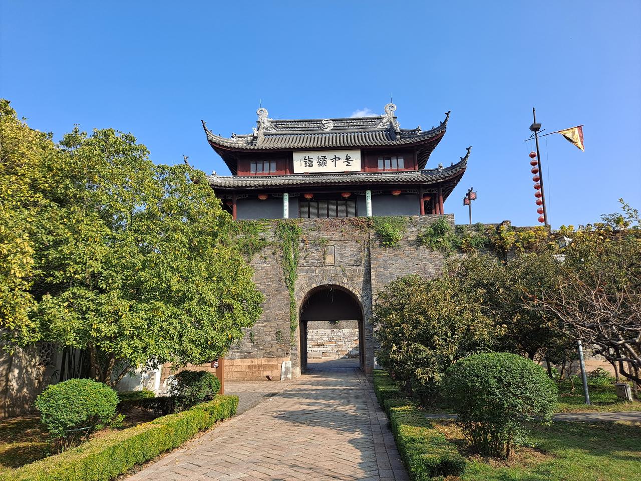 盘门陆城门外观:城楼下的拱门是陆路通道,紧邻的水门洞口稍远处可见