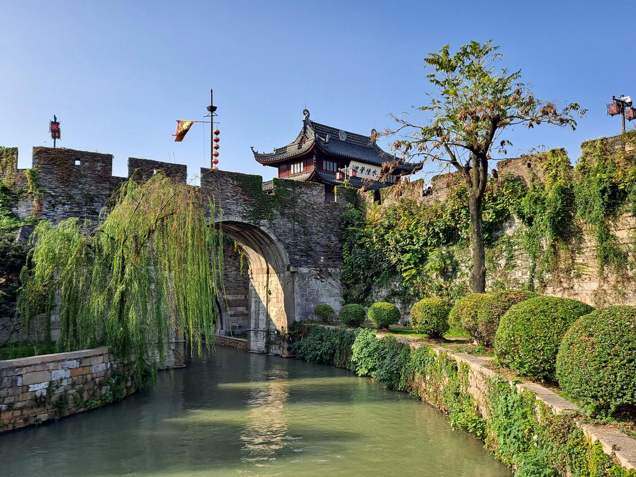 盘门水城门,两道闸门之间的水道,两侧砖石拱券清晰可见