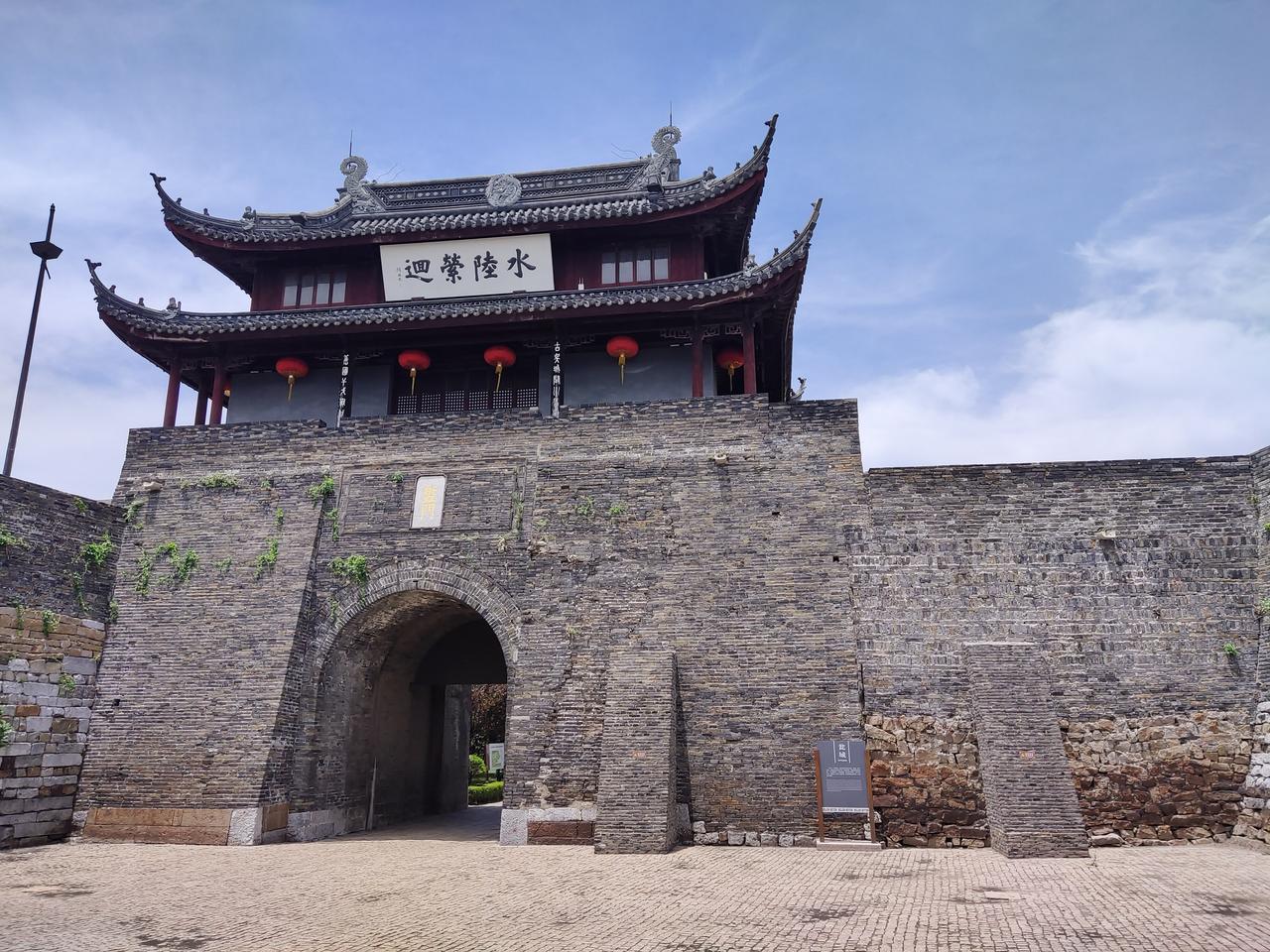 盘门瓮城:两道陆门之间的方形院落,城墙高 8.1 米