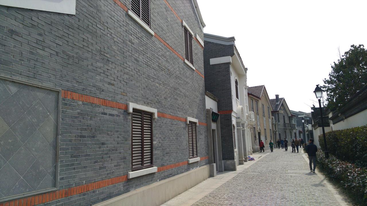 山塘街西段的建筑界面，墙面有不同年代的修补痕迹