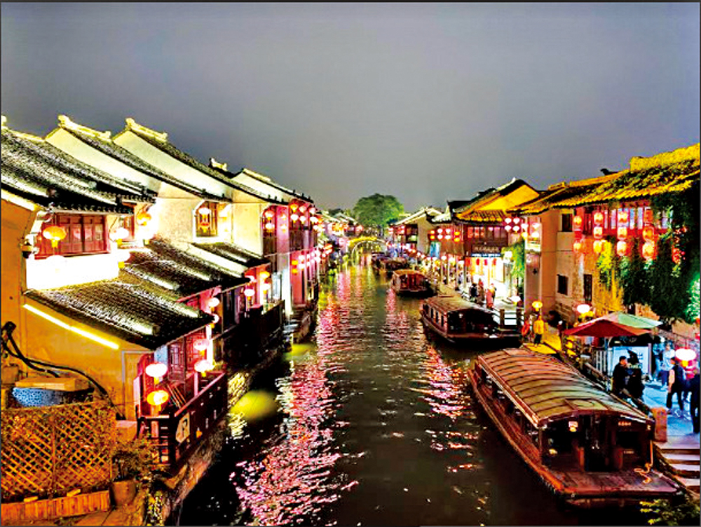 山塘河夜景，华灯初上时运河两岸灯火通明