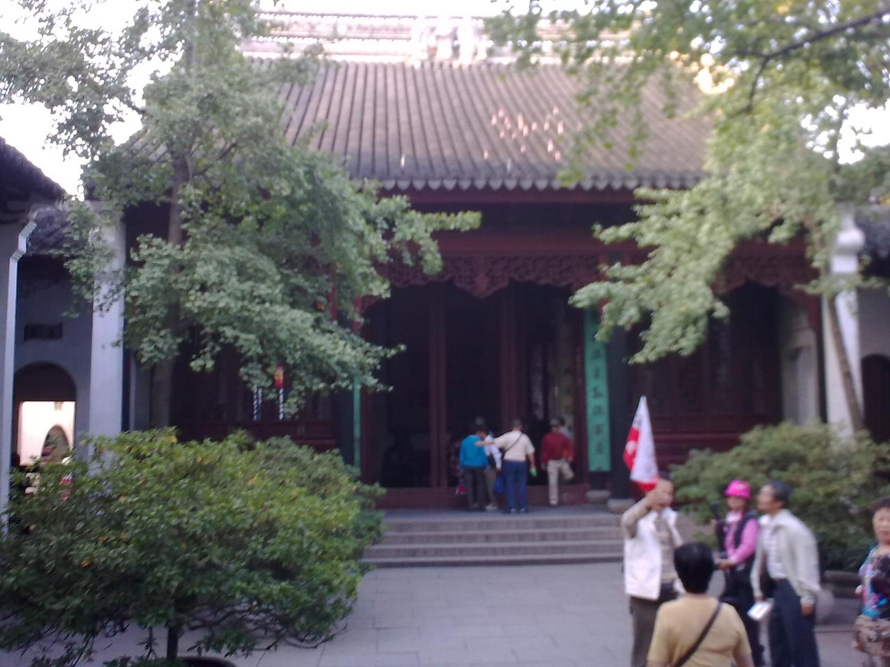 狮子林燕誉堂彩色玻璃窗，贝润生1917年重修时的近代材料运用，在园林保护界争议至今