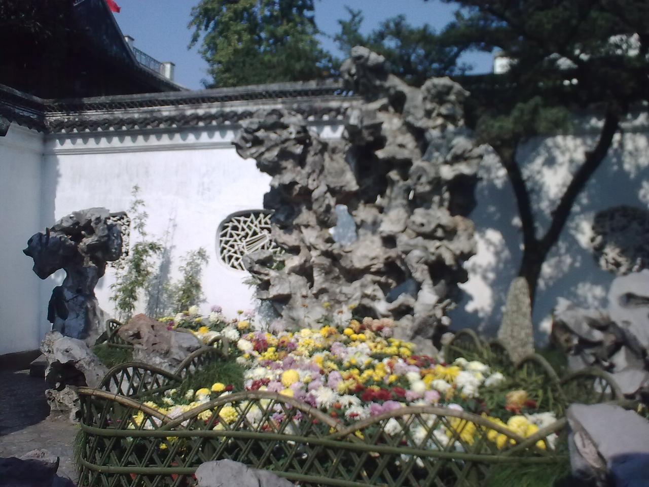 九狮峰，小方厅北院的太湖石拼接峰，初看什么都不像，再看像群狮嬉戏，再看又什么都不像