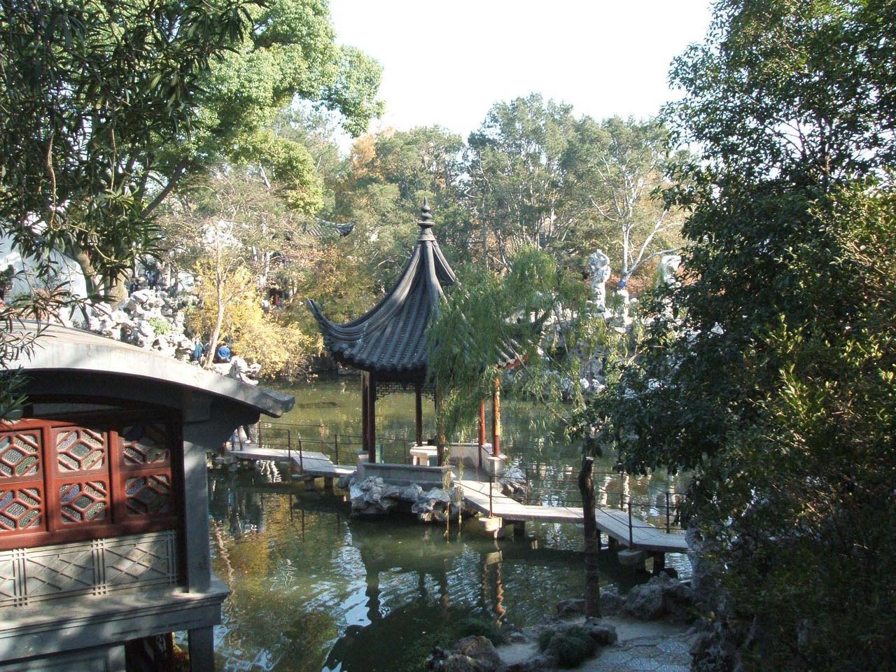狮子林假山全景，太湖石堆叠的上中下三层迷宫，是中国古典园林中最复杂的洞壑式假山群