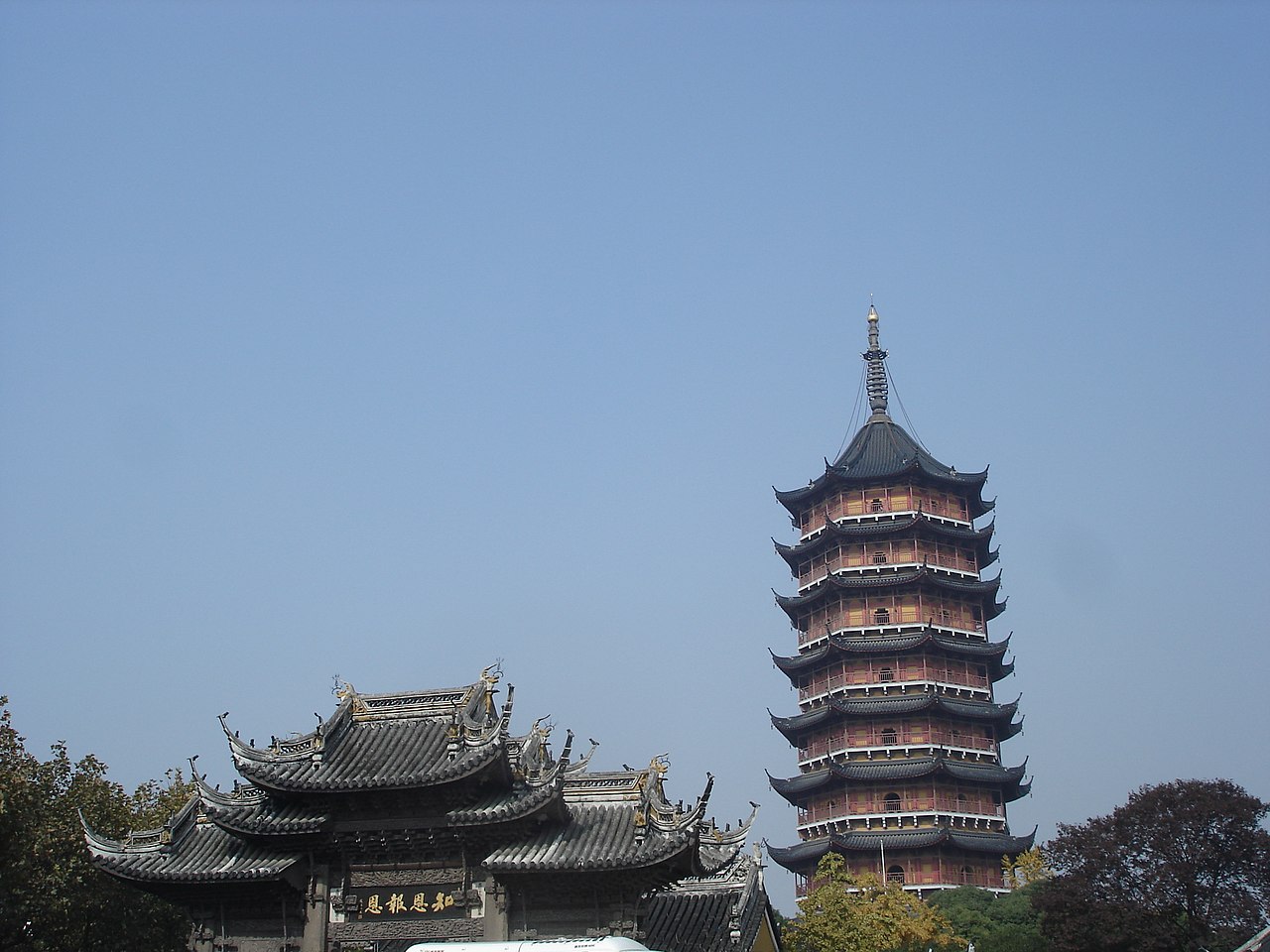 北寺塔矗立在古城天际线中的轮廓