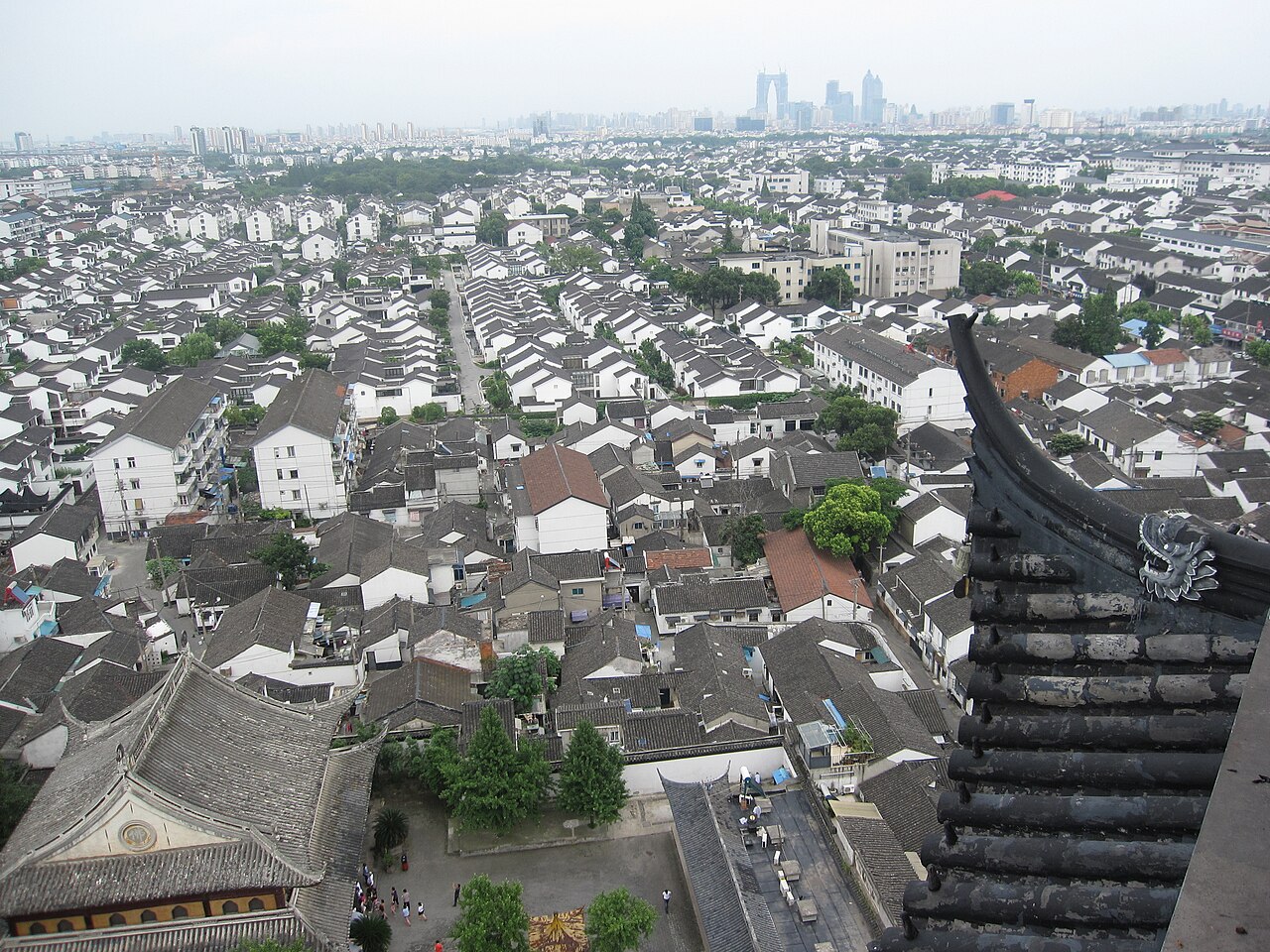 从北寺塔俯瞰苏州，前景古城低矮天际线、远景工业园区高楼群