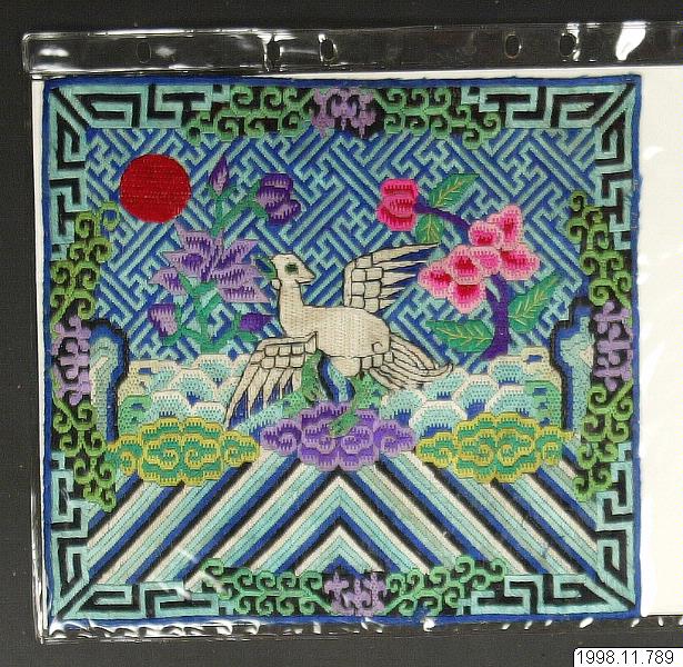 苏绣作品特写，展示精细的针脚和丰富的色阶过渡