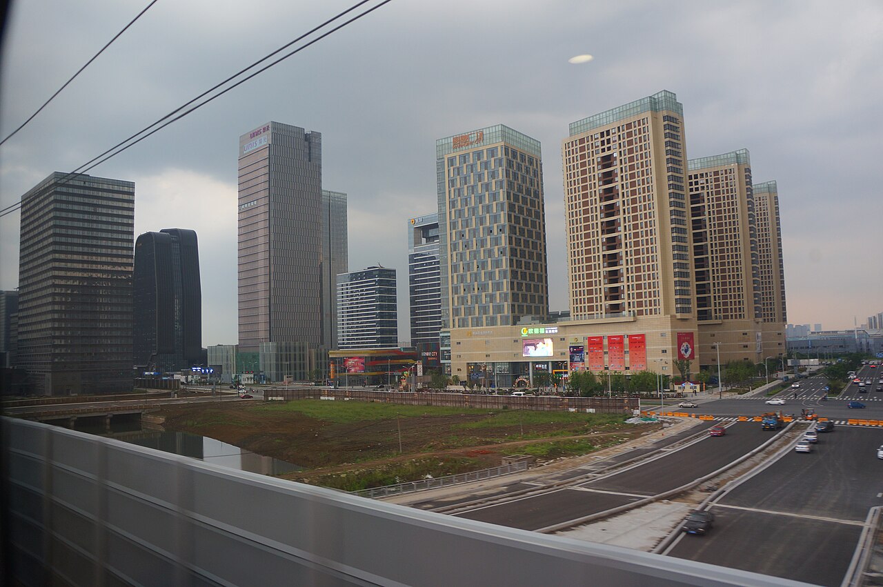 高新区天际线从运河西岸升起,过河后建筑高度和道路尺度同时突变