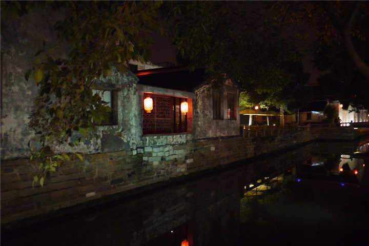 苏州古城平江路段的河道与民居，河街并排延伸，中间没有围墙隔离