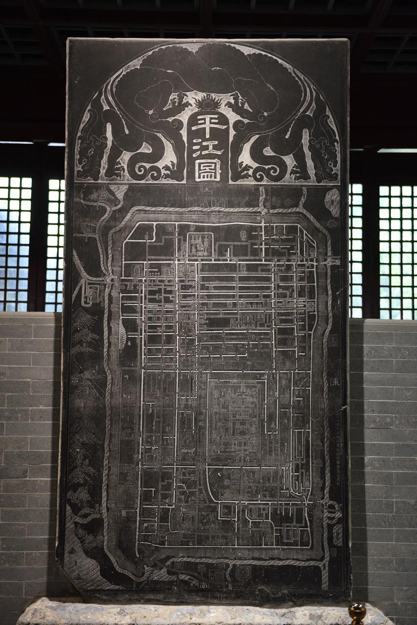 《平江图》石刻拓片，白色线条即为宋代河道，可清晰看到三横四直的水路骨架和三百余座桥梁的标注