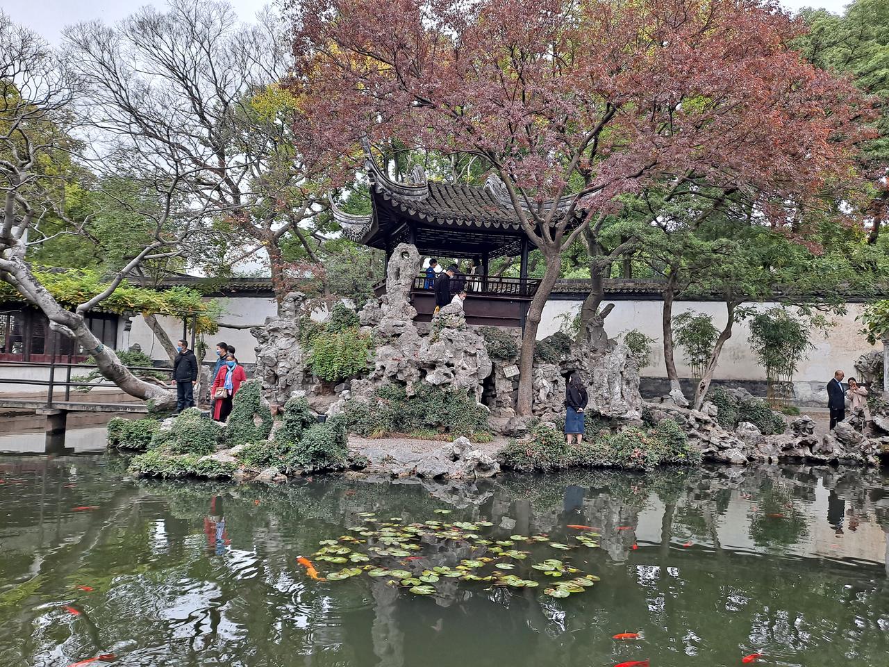 菰雨生凉轩：以水道循环降温的临水建筑，镜面反射拓宽了视野