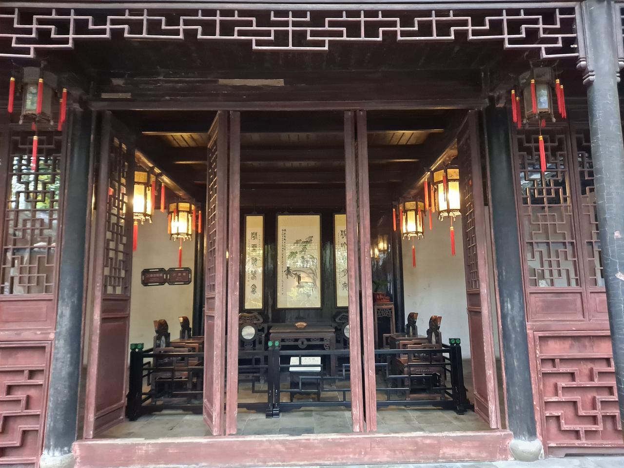 闹红一舸：深入水面的石舫，窗棂花格层层叠叠