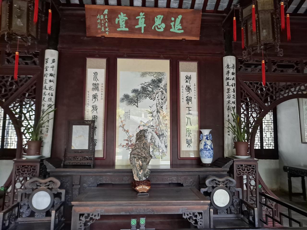 退思园水池全景：亭台楼阁环绕水面而建，建筑几乎贴着水