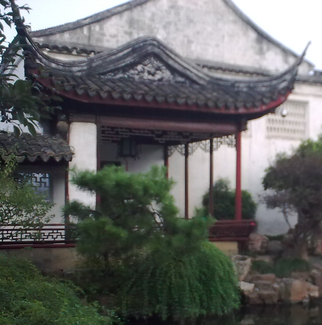 网师园水阁与山石