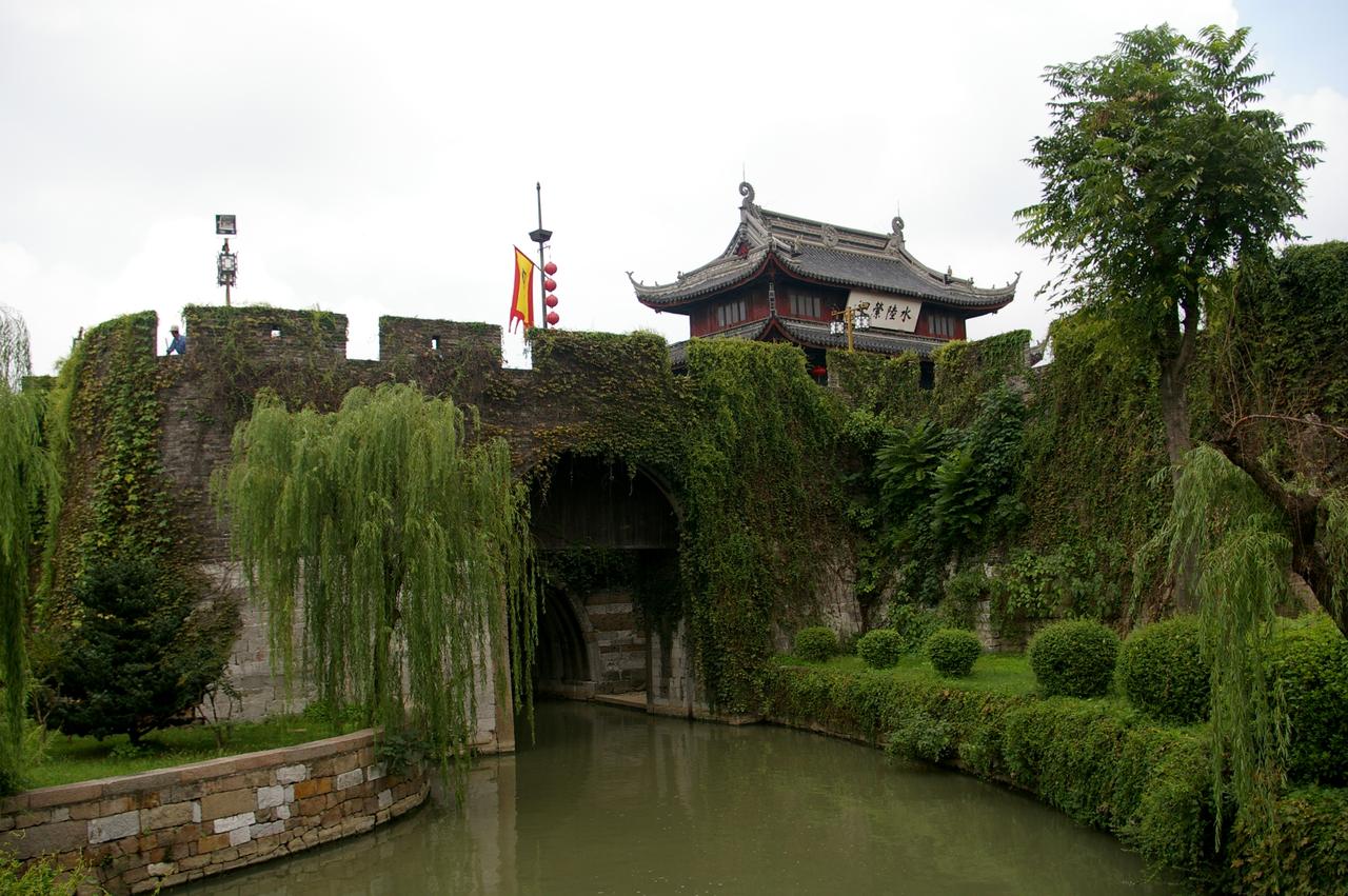 盘门全景，水城门和陆城门并列于同一段城墙上