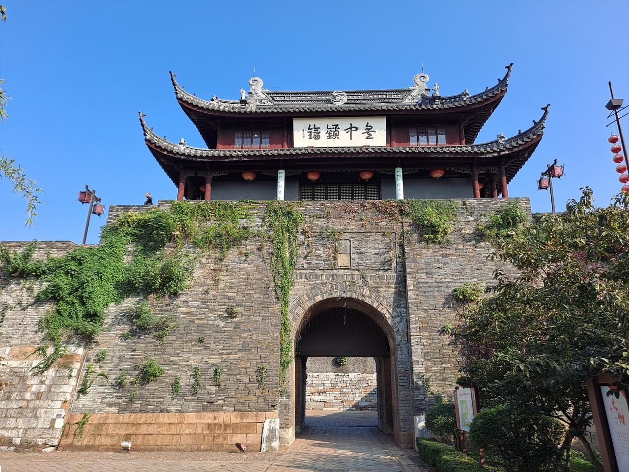 盘门陆城门门洞，可见砖拱结构和城门内通道