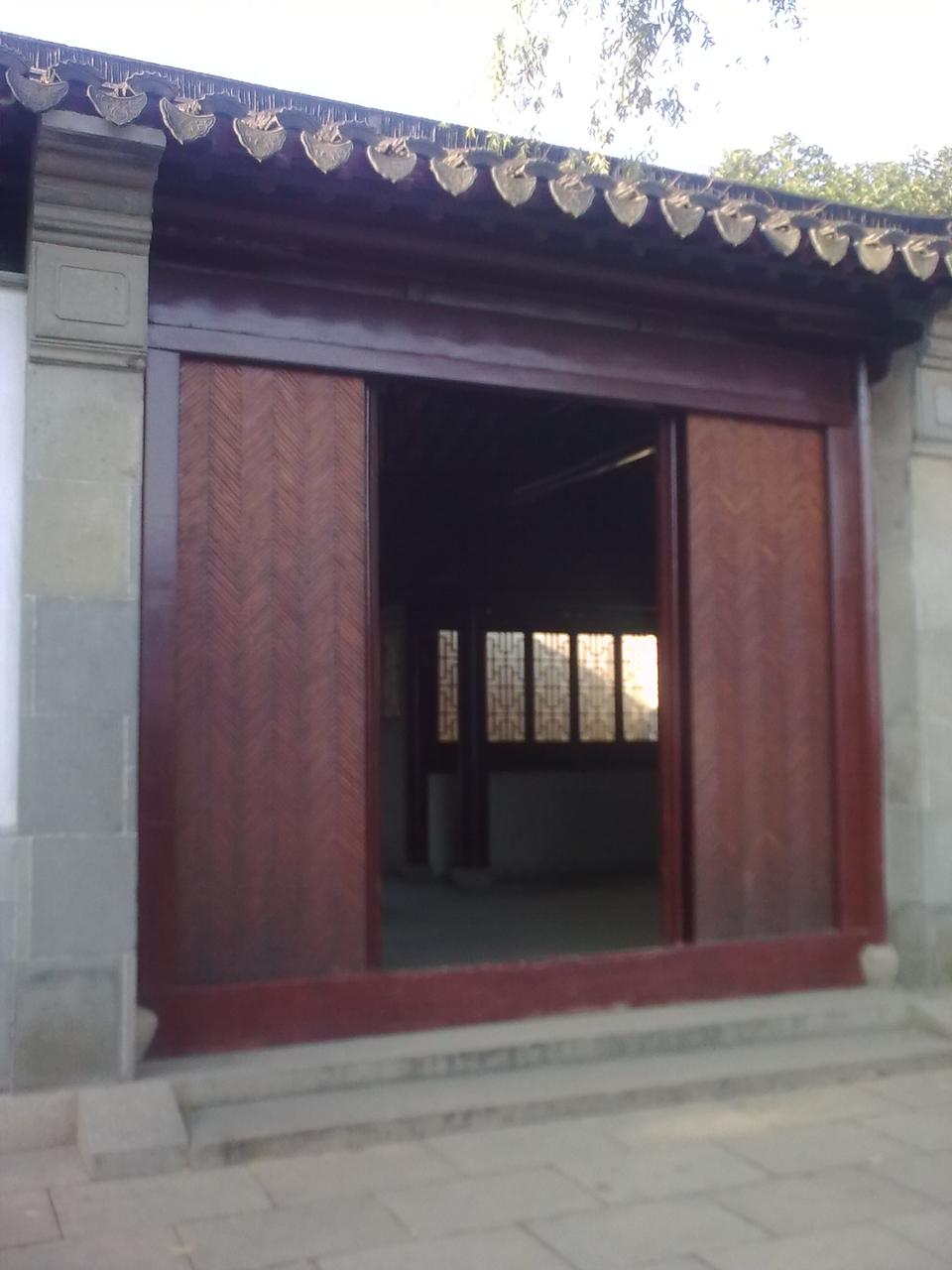 耦园入口处的门楼和巷弄，从仓街进入小新桥巷