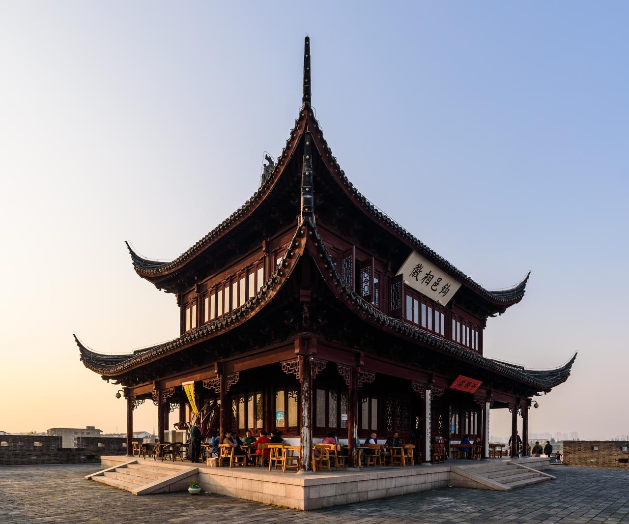从相门城楼向东望：苏州工业园区高层建筑群的天际线