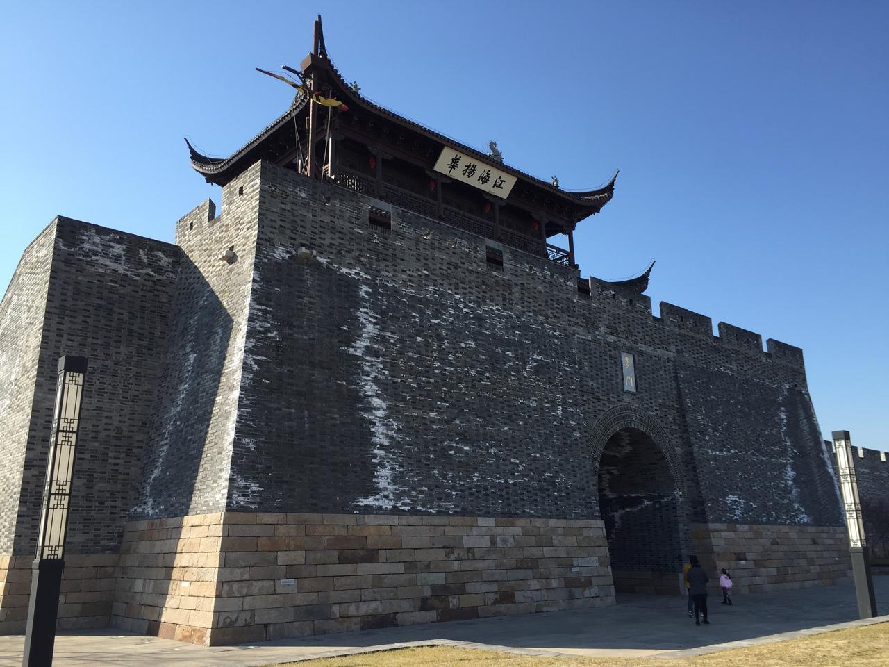 相门城楼从护城河东岸直立而起，城楼前方是相门桥，背景是古城低矮天际线