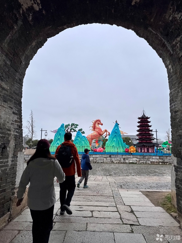 古胥门广场上的马年主题灯组"金鞍踏春"，在古城墙畔格外夺目