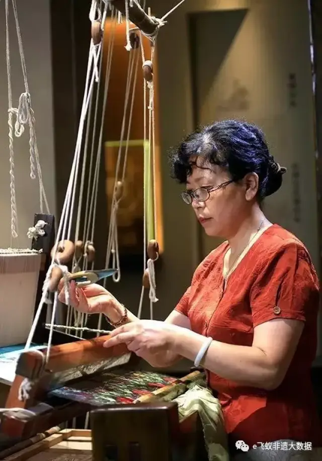 王晨研究员在操作漳缎织机