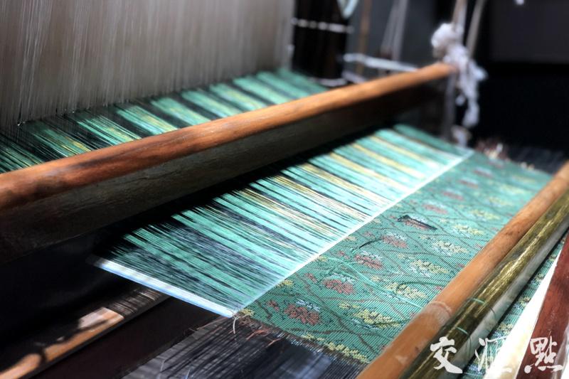 漳绒复制件成品，缎底与绒花的双层结构清晰可见