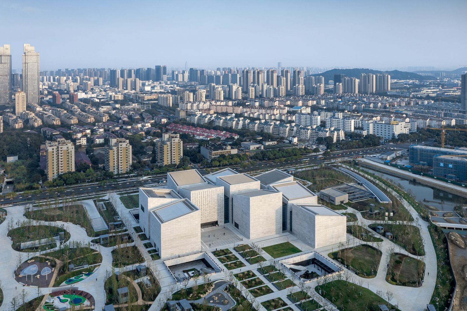从狮山广场花园看西馆建筑群,白色立方体与景观融为一体