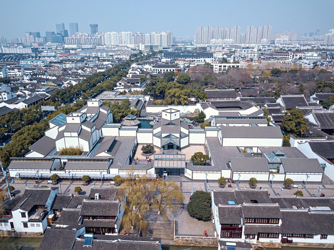 苏州博物馆本馆(贝聿铭设计,2006 年),白墙灰瓦的几何化庭院风格与西馆形成鲜明对照