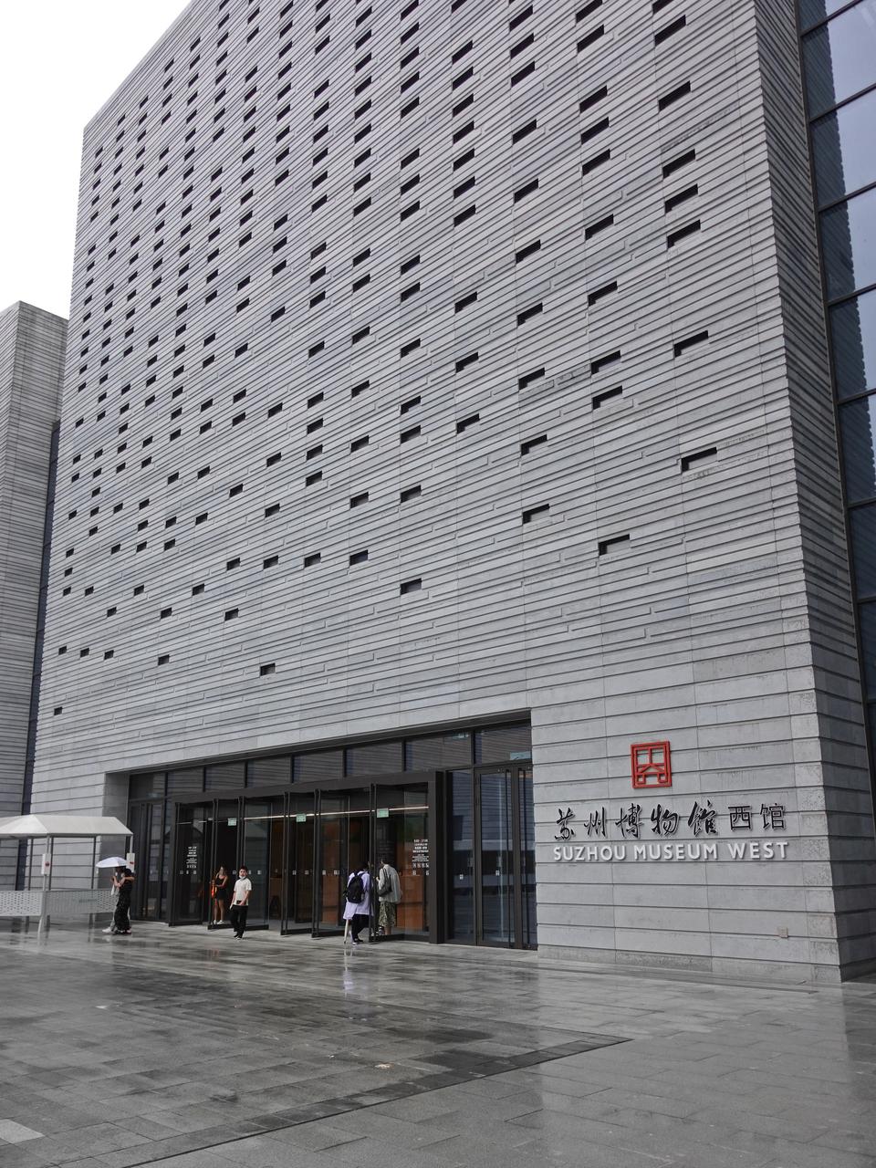 从狮山广场方向看,十座白色立方体组成的建筑群是博物馆留给人的第一印象