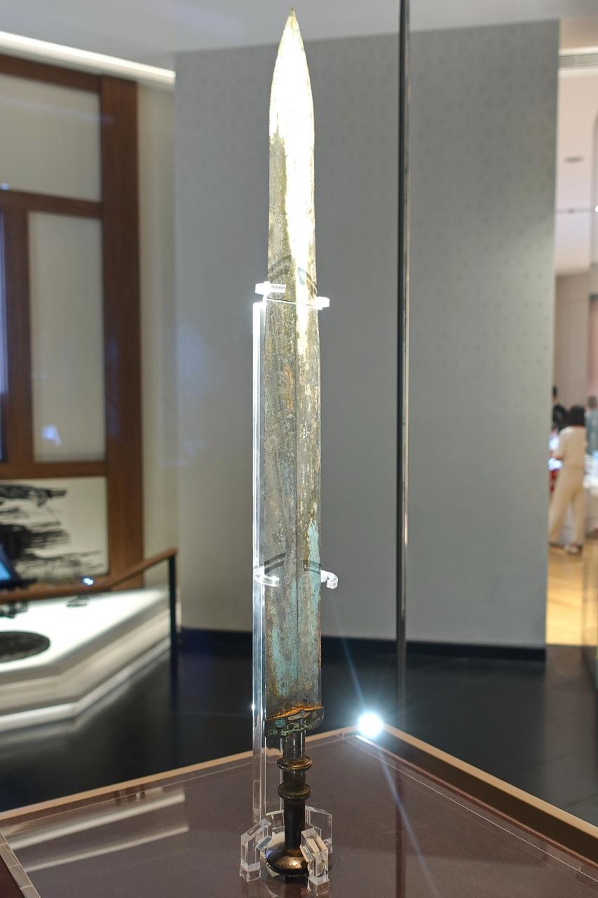 西馆展出的吴王夫差剑,苏州本地出土,是西馆"纯粹江南"陈列的核心文物之一