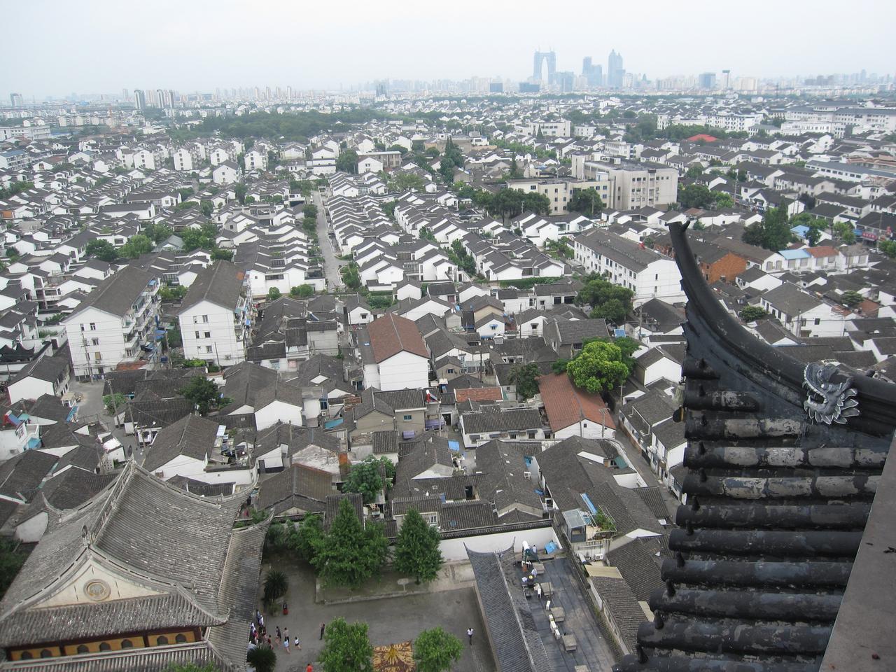 登北寺塔俯瞰古城天际线与工业园区高层建筑群形成对照