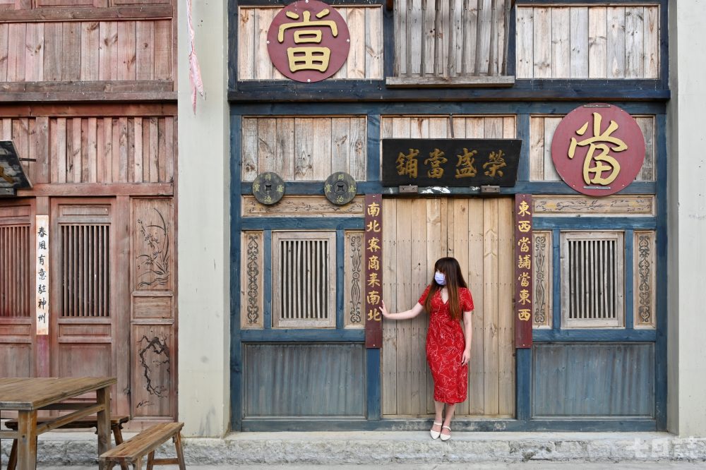 岸内影视基地的清代汉人市街场景:古色古香的街道与街屋