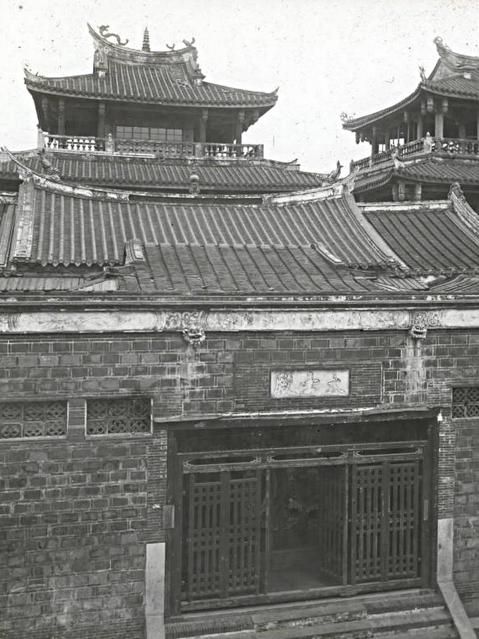 赤崁楼全景：海神庙与文昌阁并立于荷兰台基之上