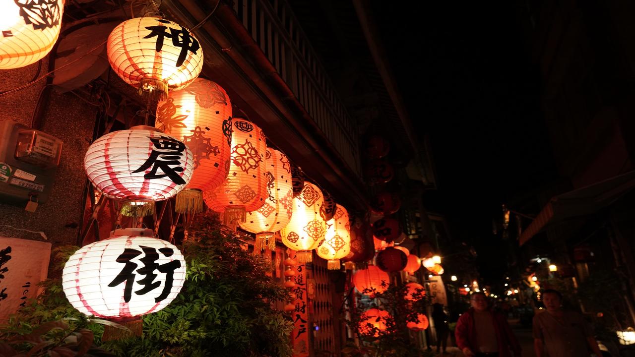 神农街东段街景:窄巷、灯笼与两层街屋