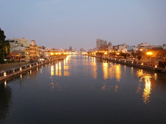 安平运河夜景：城市水岸灯光倒映