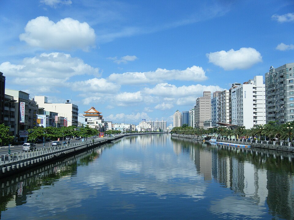 台南运河全景：从安亿桥望向安平方向，河道笔直、两岸整齐