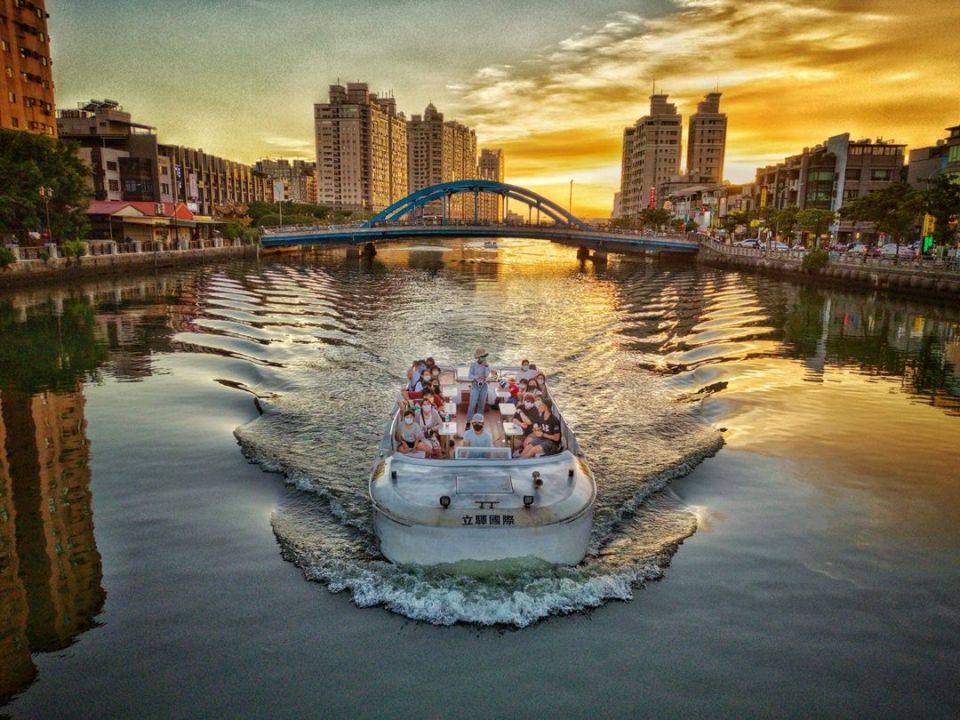 安平运河夕照：游船行驶在百年水道上
