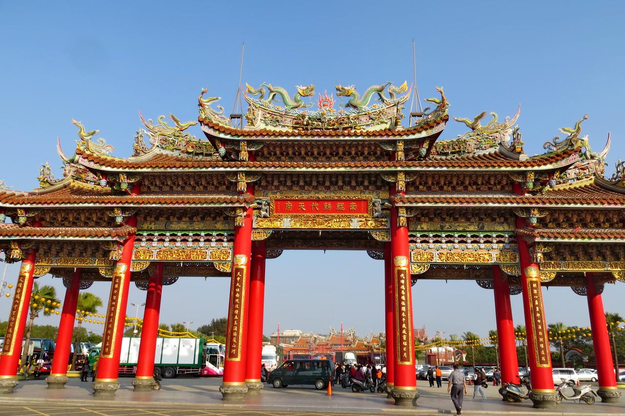 南鲲鯓代天府入口牌楼与庙前广场