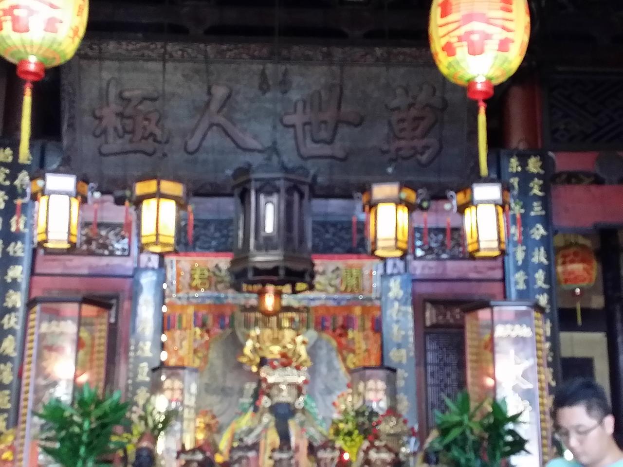 正殿"万世人极"匾额