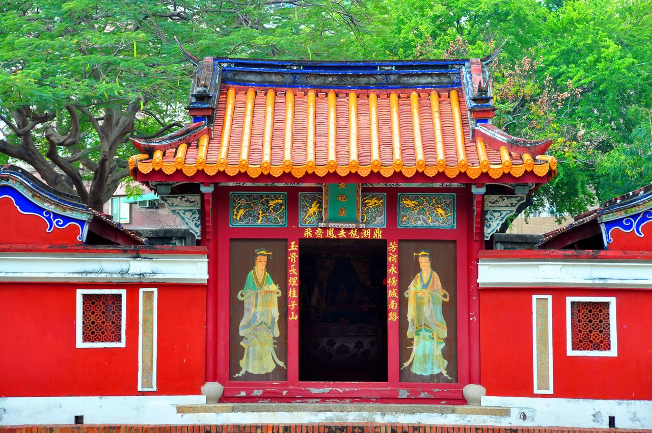 五妃庙正门:单进两护龙式建筑,门神为宫女而非武将