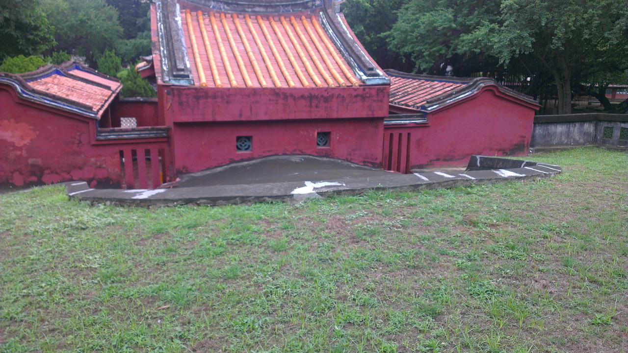 五妃庙后方墓冢:隆起墓丘与庙宇紧贴