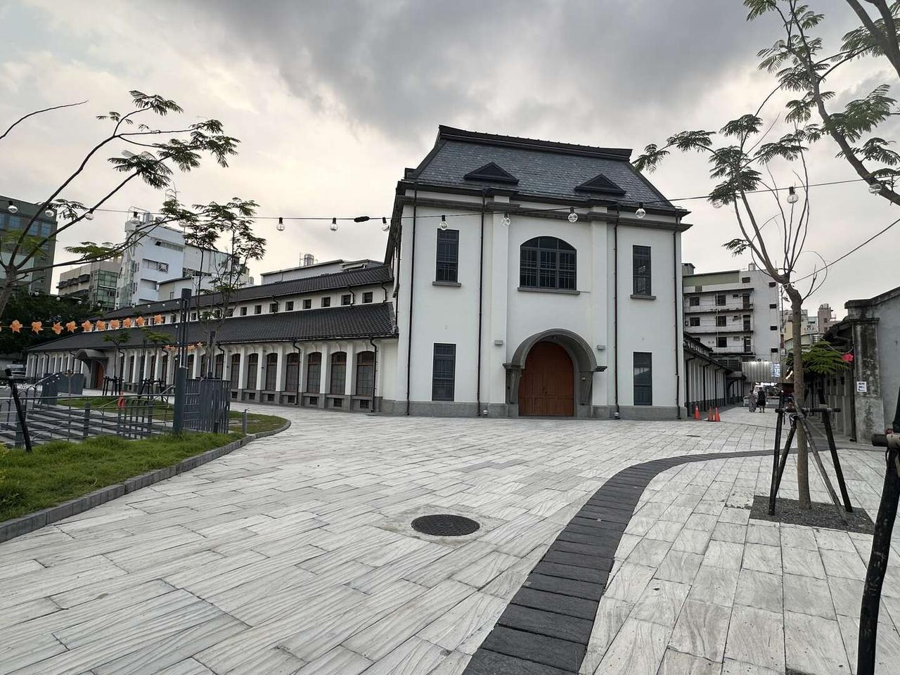 西市场L型本馆外立面：马萨式屋顶与老虎窗
