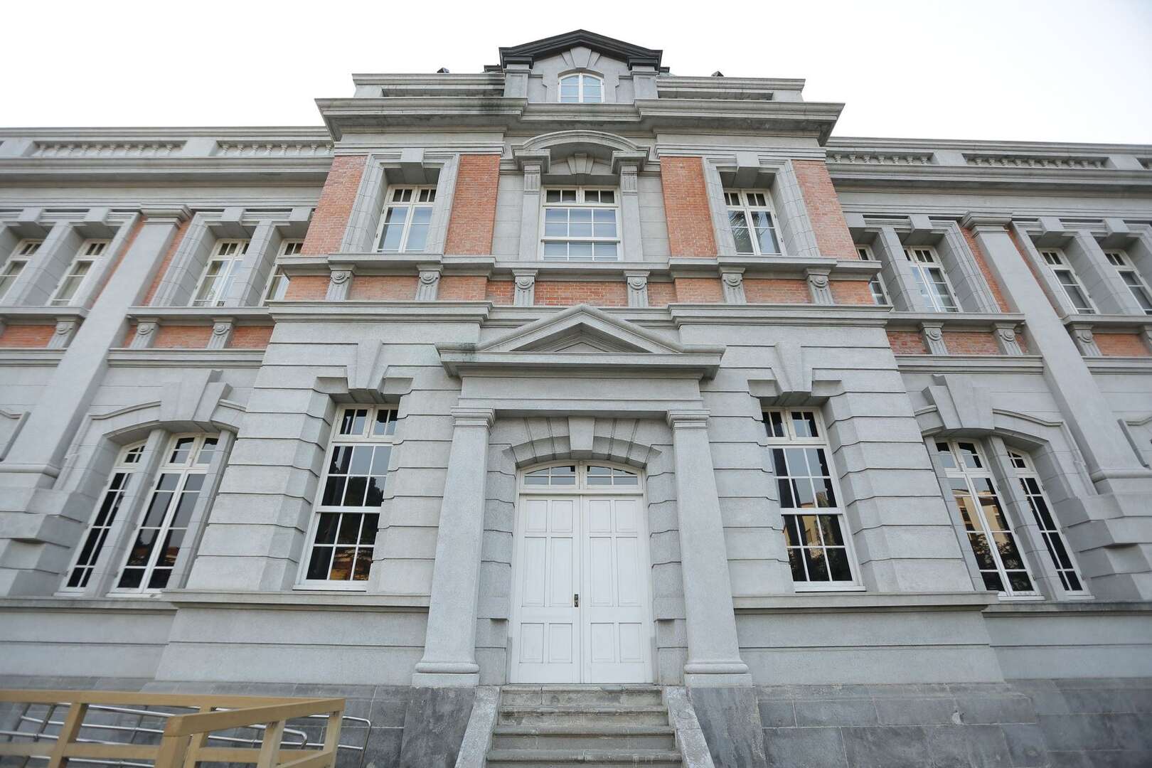 原台南州厅正面外观，马萨式屋顶和圆筒卫塔清晰可见