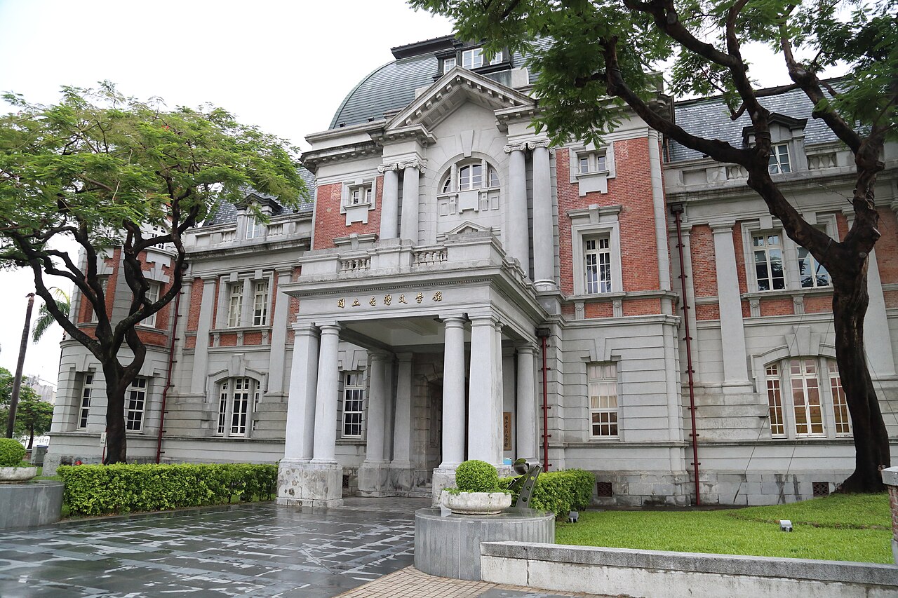 从汤德章纪念公园看原台南州厅正立面