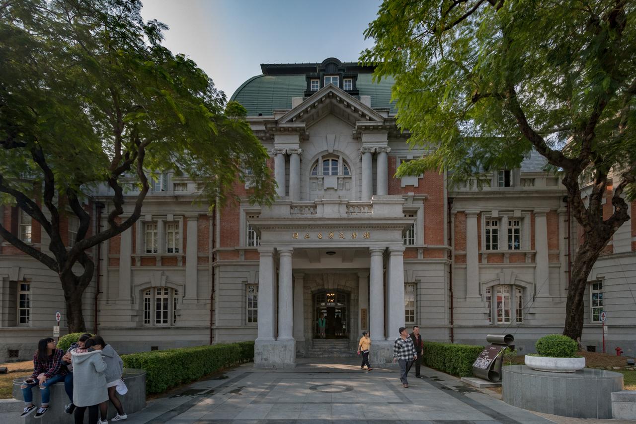 国立台湾文学馆南侧视角，可见圆筒卫塔和铜瓦马萨式屋顶的形态