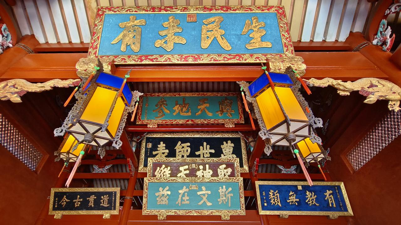大成殿内悬挂的清代皇帝御匾