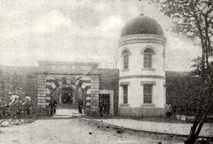 1930年代的台南刑务所大门和主楼，现已不存