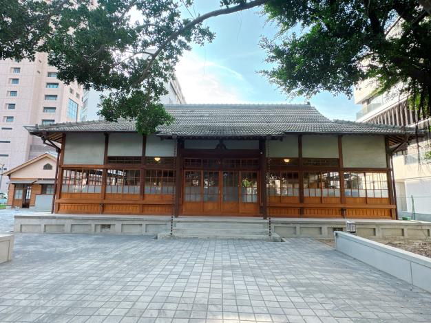 修复后的要道馆外观，日式薰瓦屋顶与木造雨淋板墙面